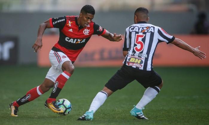 Jogador do Fla tenta driblar Rafael Carioca (Crédito: Staff Images/Flamengo)