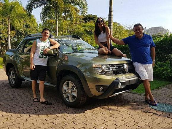 Anitta compra carrão de quase R$ 70 mil para presentear o pai