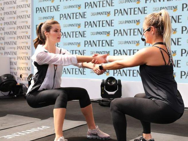 Camila Queiroz faz treinamento funcional neste Dia dos Pais