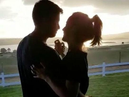 Claudia Leitte e o marido, Márcio Pedreira, caem durante dança