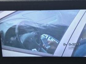 Homem é flagrado dirigindo a 100km/h com aparelho celular na mão