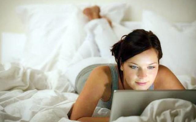 Assistir a filmes pornô deixa mulheres descontentes com 'sexo real' (Crédito: Reprodução)