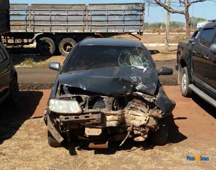 Veículo foi abandonado na rodovia (Crédito: Reprodução)