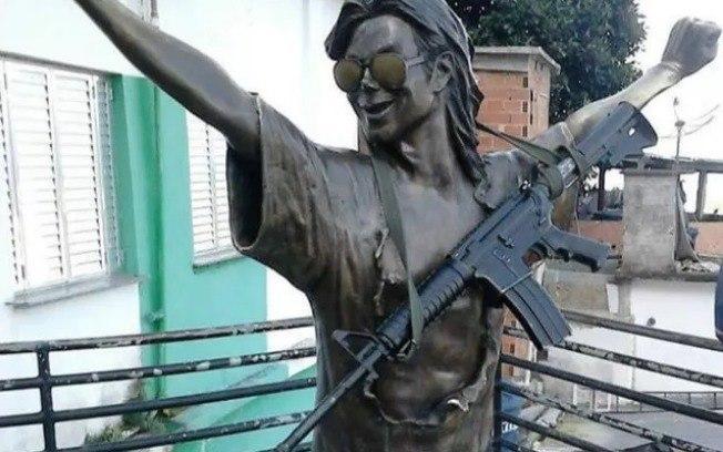Foto de Michael Jackson com fuzil viraliza e gera operação policial
