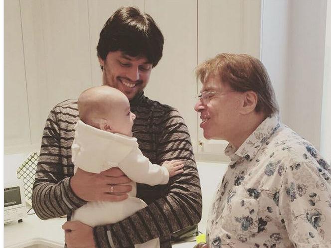Patricia Abravanel posta foto íntima de Silvio Santos com o neto