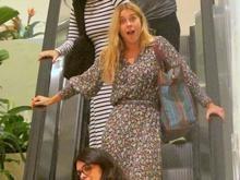 Carolina Dieckmann brinca com fotógrafo ao ser clicada em shopping
