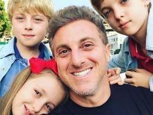 Luciano Huck posa com os 3 filhos em momento raro: 'Orgulho deles'