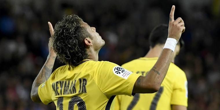 Neymar supera número de camisas vendidas por Di María em um ano