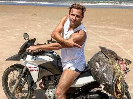 Após publicar foto com peixe ameaçado, Henri Castelli é multado
