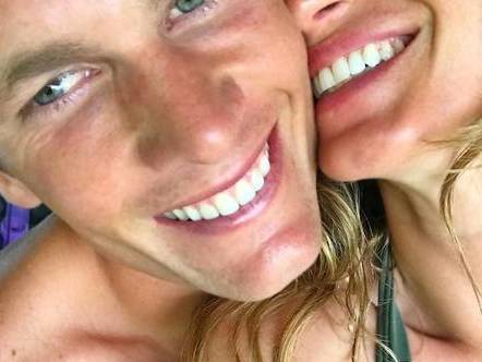 Gisele Bündchen diz que foto íntima com marido é antiga: "2009"