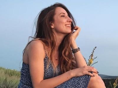 Mulher que nasceu sem vagina pede ajuda financeira para cirurgia
