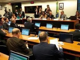 Câmara aprova 'distritão' para 2018 e fundo eleitoral público