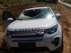 Idoso morre após carro colidir com placa de sinalização na BR-135