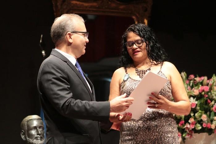 Gari recebeu a homenagem das mãos do prefeito Firmino Filho (Crédito: Renato Bezerra)