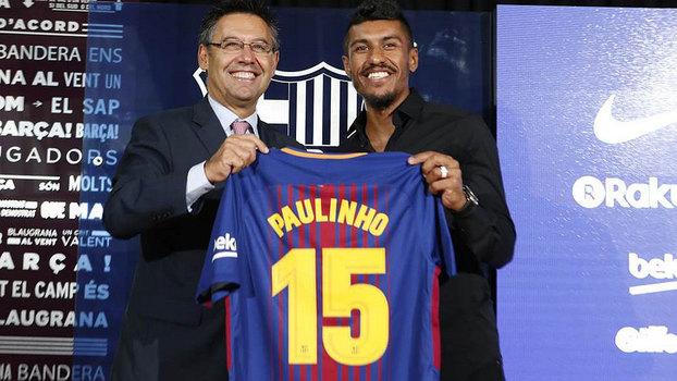 Paulinho recebendo a camisa do Barça (Crédito: Barcelona)