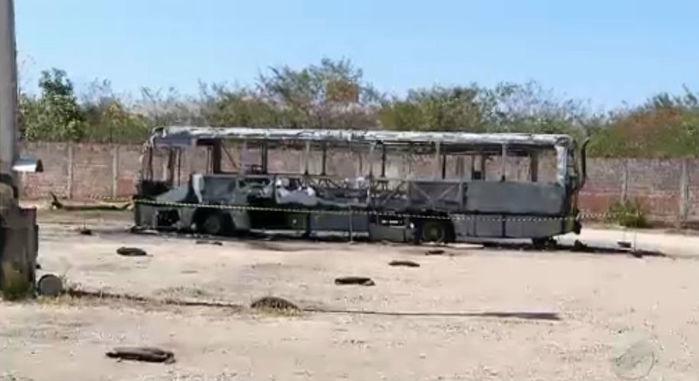 Veículo ficou destruído após o incêndio em Teresina (Crédito: Rede Meio Norte)
