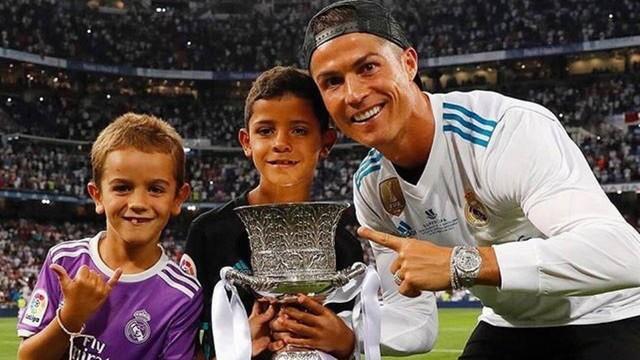 Suspenso e fora da final, CR7 posa com taça de campeão do Real