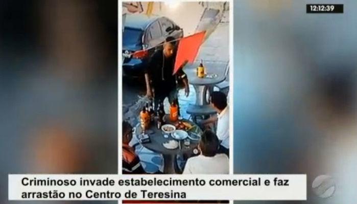 Bandido faz arrastão no estabelecimento (Crédito: Rede Meio Norte)