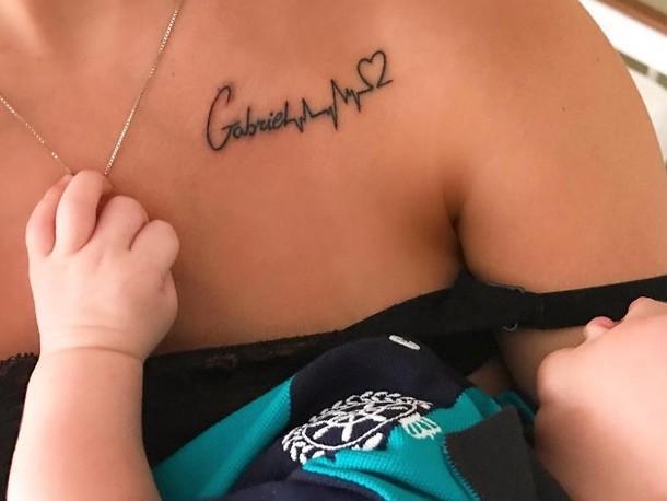 Andressa Suita rebate críticas por fazer tatuagem na amamentação