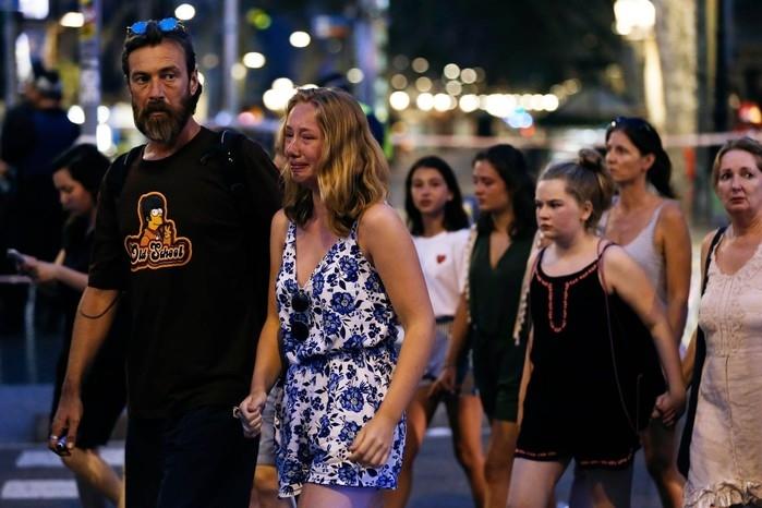 Mulher chora entre pedestres conduzidos pela polícia após ataque em Barcelona, na Espanha (Crédito: Pau Barrena/AFP)