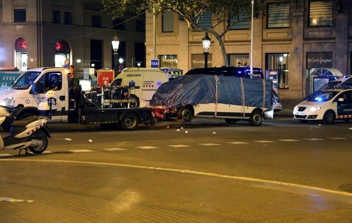 Van usada no ataque terrorista que atropelou dezenas de pessoas é guinchada pela polícia em Barcelona (Crédito: Sergio Perez / Reuters)