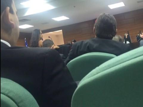 Desembargador ameaça deixar audiência por roupa de advogada
