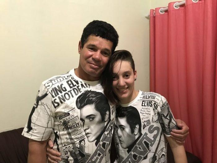 Pai faz festa de batizado para apresentar filho transgênero