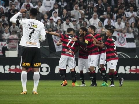 Vitória tira invencibilidade do Corinthians na Arena