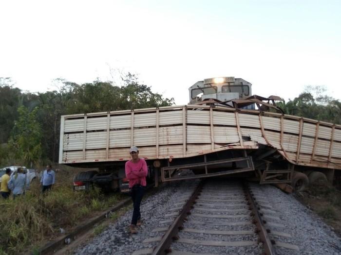 Caminhão e trem bateram na ferrovia Norte-Sul (Crédito: Reprodução)