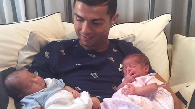 Cristiano Ronaldo já tem três filhos e agora espera pelo quarto (Crédito: Reprodução)