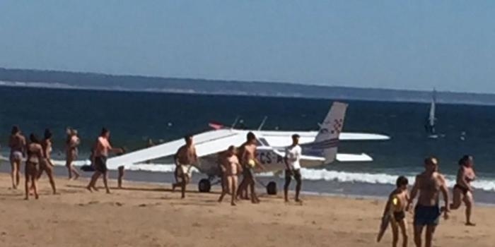 Avião faz pouso de emergência em praia e dois banhistas morrem