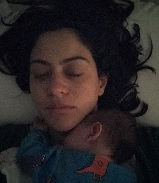 Carol Castro posa com filha recém-nascida