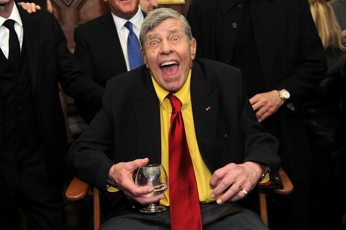 Jerry Lewis brinca com a imprensa pouco antes de sua festa de 90º aniversário, em Nova York, em abril de 2016 (Crédito: Brad Barket/AP)
