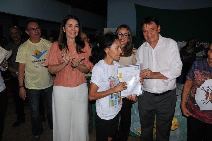Governador participa da entrega de títulos de imóveis (Crédito: Paulo Barros/ Divulgação)