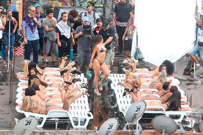 Anita investe em biquíni de 'fita isolante' para novo clipe (Crédito: AgNews)
