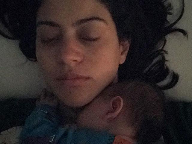 Carol Castro posa com filha recém-nascida:"Só sei que é muito amor"