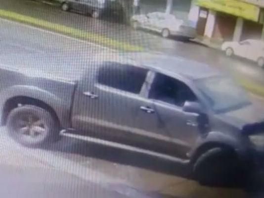 Irritado, cliente atira contra açouge e mata uma pessoa; vídeo
