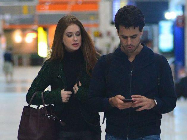 Marina Ruy Barbosa é clicada ao lado do noivo em aeroporto no Rio