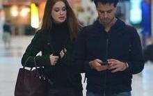 Marina Ruy Barbosa é clicada ao lado do noivo em aeroporto no Rio
