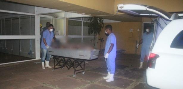 Corpos são retirados da faculdade desativada (Crédito: Polícia Civil de Minas Gerais)