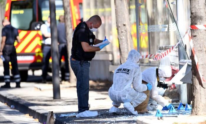 Polícia forense investiga cena de suposto atropelamento (Crédito: BORIS HORVAT / AFP )