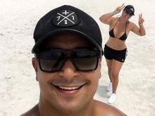 Carla Perez exibe boa forma em treino na praia com marido Xanddy