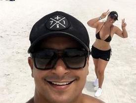 Carla Perez exibe boa forma em treino na praia com marido Xanddy