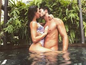 Isis Valverde posta foto bastante ousada com namorado André Resende