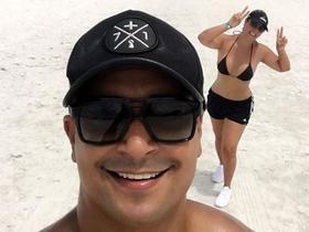 Carla Perez exibe boa forma em treino na praia com marido Xanddy