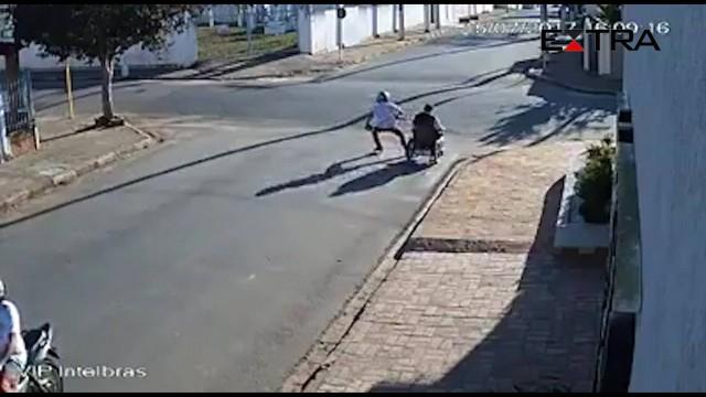 Vídeo flagra ladrões assaltando cadeirante:"Levaram meus rémedios" (Crédito: Reprodução)