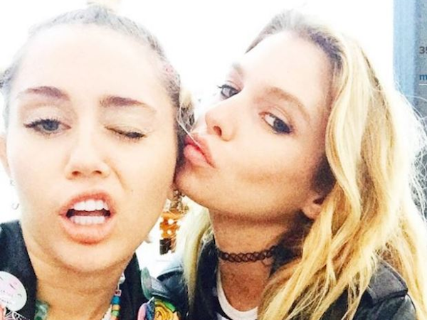 Miley Cyrus tem fotos íntimas com a ex-namorada vazadas na web
