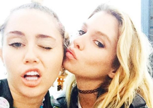 Miley Cyrus tem fotos íntimas com a ex-namorada vazadas na web