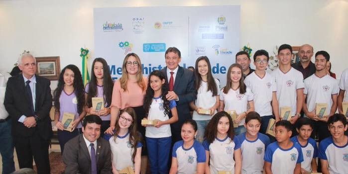 Medalhistas da U.E. Paulo Ferraz receberam premiação do Estado.