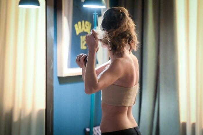 Carol Duanrte cortou o cabelo em cena